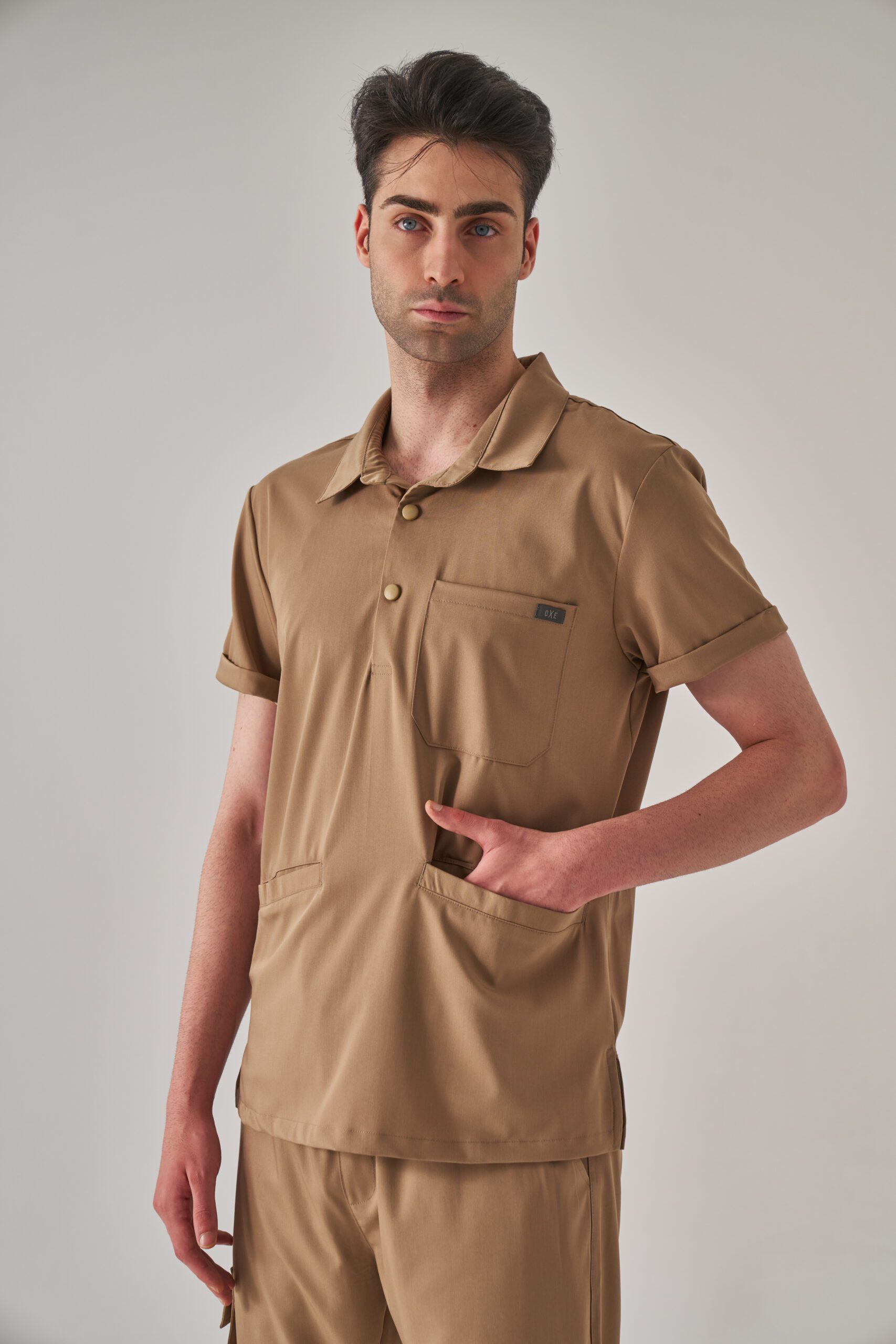 salu Salu – Camel Bej Erkek Üst Scrubs - Görsel 1